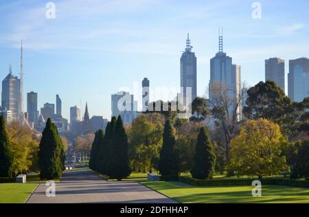 Blick auf die Stadt Melbourne, Australien Blick durch die Domain vom Schrein der Erinnerung in der Morgensonne Stockfoto