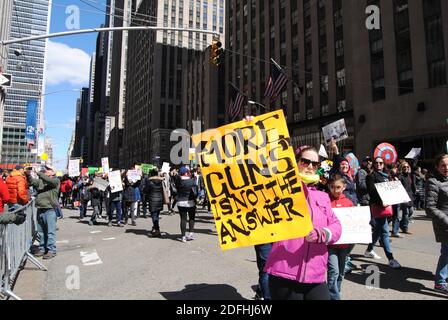 New York City, New York / USA - März 24 2018: Ein Protestler auf der 6th Avenue mit einem Schild gegen Waffen während des Marsches um unser Leben in New York City. Stockfoto