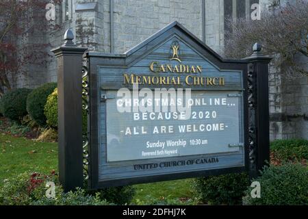 Vancouver, Kanada. Dezember 2020. Ein Schild vor der Canadian Memorial Church in Vancouver, British Columbia, kündigt Weihnachtsgottesdienste an und Feiern werden 2020 online stattfinden. Dies ist auf gesundheitliche Einschränkungen während der COVID-19 Pandemie zurückzuführen, die alle persönlichen religiösen Dienste ausgesetzt haben. Stockfoto