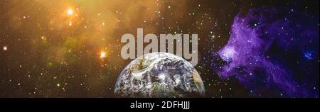 Planet Erde im dunklen Weltraum. Blick auf die Erde vom Mond. Elemente dieses Bildes, die von der NASA eingerichtet wurden Stockfoto