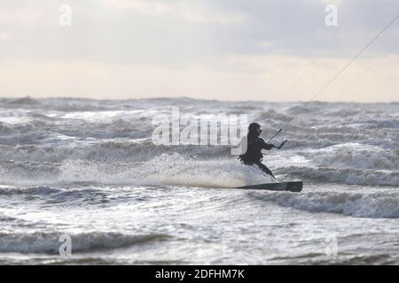 Camber, East Sussex, Großbritannien. 05 Dez 2020. Wetter in Großbritannien: Der Wind hat sich gebessern, was ideal für diese Kitesurfer ist, die die stürmischen Bedingungen bei Camber in East Sussex nutzen. Foto: PAL Media/Alamy Live News Stockfoto