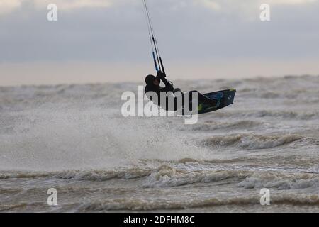 Camber, East Sussex, Großbritannien. 05 Dez 2020. Wetter in Großbritannien: Der Wind hat sich gebessern, was ideal für diese Kitesurfer ist, die die stürmischen Bedingungen bei Camber in East Sussex nutzen. Foto: PAL Media/Alamy Live News Stockfoto