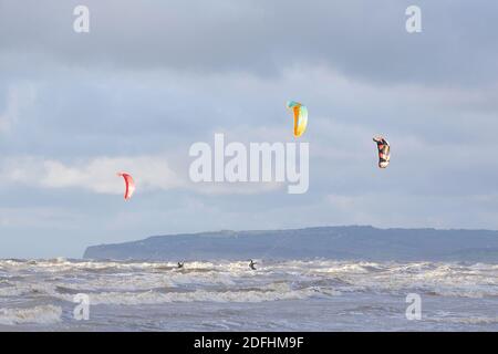 Camber, East Sussex, Großbritannien. 05 Dez 2020. Wetter in Großbritannien: Der Wind hat sich gebessern, was ideal für diese Kitesurfer ist, die die stürmischen Bedingungen bei Camber in East Sussex nutzen. Foto: PAL Media/Alamy Live News Stockfoto