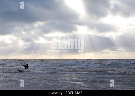 Camber, East Sussex, Großbritannien. 05 Dez 2020. Wetter in Großbritannien: Der Wind hat sich gebessern, was ideal für diese Kitesurfer ist, die die stürmischen Bedingungen bei Camber in East Sussex nutzen. Foto: PAL Media/Alamy Live News Stockfoto