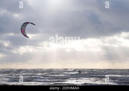 Camber, East Sussex, Großbritannien. 05 Dez 2020. Wetter in Großbritannien: Der Wind hat sich gebessern, was ideal für diese Kitesurfer ist, die die stürmischen Bedingungen bei Camber in East Sussex nutzen. Foto: PAL Media/Alamy Live News Stockfoto