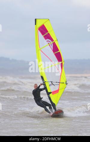 Camber, East Sussex, Großbritannien. 05 Dez 2020. Wetter in Großbritannien: Der Wind hat sich gebessern, was ideal für diese Kitesurfer ist, die die stürmischen Bedingungen bei Camber in East Sussex nutzen. Foto: PAL Media/Alamy Live News Stockfoto