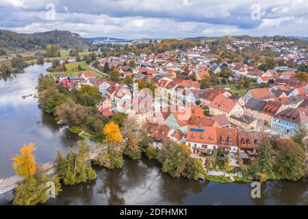 Bild einer Luftaufnahme mit einer Drohne der Stadtansicht des Marktes Kallmünz Kallmünz in Bayern und Die Brücke über die Flüsse Naab und Vils und die Stockfoto