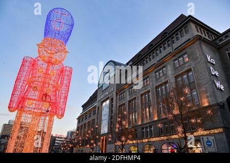 Berlin, Deutschland. Dezember 2020. In der Tauentzienstraße vor dem KaDeWe, das ebenfalls mit Lichtern geschmückt ist, steht ein beleuchteter Nussknacker. Quelle: Jens Kalaene/dpa-Zentralbild/ZB/dpa/Alamy Live News Stockfoto