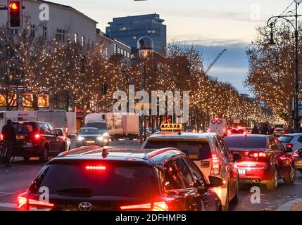 Berlin, Deutschland. Dezember 2020. Am Abend herrscht auf dem weihnachtlich beleuchteten Kurfürstendamm reger Verkehr. Quelle: Jens Kalaene/dpa-Zentralbild/ZB/dpa/Alamy Live News Stockfoto