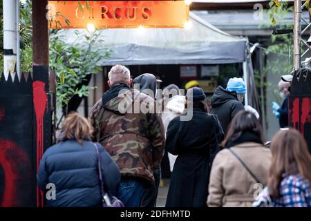 Berlin, Deutschland. Dezember 2020. An der Ecke des Berliner KitKat-Clubs stehen die Leute für Corona-Schnelltests in der Schlange. Der Berliner Club bietet ab heute Corona Schnelltests an. Quelle: Fabian Sommer/dpa/Alamy Live News Stockfoto