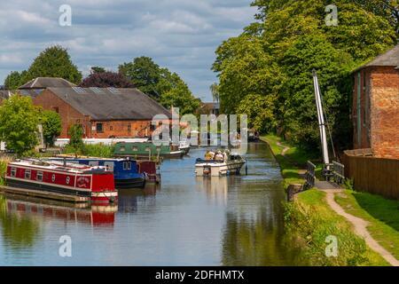 Blick auf den Kanal von Shardlow an einem sonnigen Tag, South Derbyshire, Derbyshire, England, Großbritannien, Europa Stockfoto