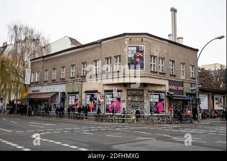 Berlin, Deutschland. Dezember 2020. An der Ecke des Berliner KitKat-Clubs stehen die Leute für Corona-Schnelltests in der Schlange. Der Berliner Club bietet ab heute Corona Schnelltests an. Quelle: Fabian Sommer/dpa/Alamy Live News Stockfoto