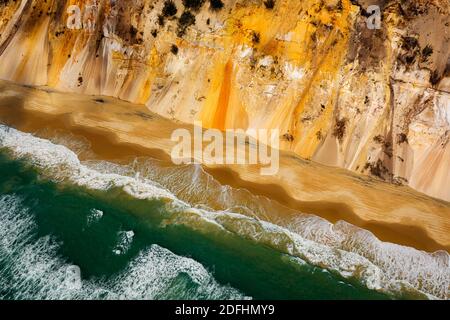 Luftaufnahme auf den herrlichen farbigen Sand des Rainbow Beach. Stockfoto