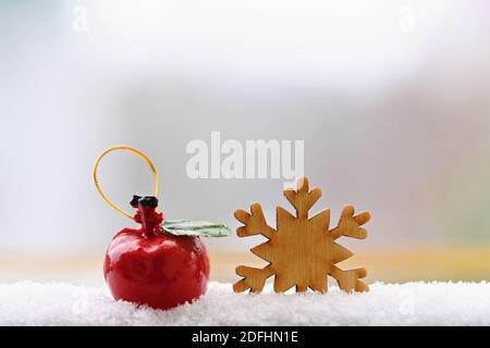Weihnachten Hintergrund. Weihnachtsbaum Dekoration - schöne natürliche Holzschneepflake mit echtem Schnee. Hintergrund für Winter und Urlaub. Stockfoto