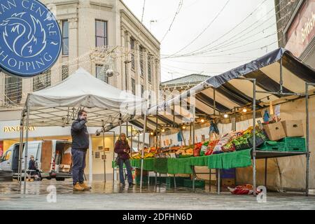 Kidderminster, Großbritannien. Dezember 2020. Am ersten Weihnachts-Shopping-Wochenende nach Lockdown zwei Einschränkungen aufgehoben sind, sieht frühmorgendlichen Markt Händler ihre Stände für, was sie hoffen, wird ein geschäftiger festlicher Handelstag. Da die Käufer erwartet werden, dass sie in Kraft sind, sind öffentliche Warnschilder in der Stadt vorhanden, die die Menschen an wesentliche soziale Distanzierungsmaßnahmen erinnern. Kredit: Lee Hudson/Alamy Live Nachrichten Stockfoto