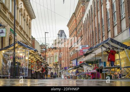 Kidderminster, Großbritannien. Dezember 2020. Am ersten Weihnachts-Shopping-Wochenende nach Lockdown zwei Einschränkungen aufgehoben sind, sieht frühmorgendlichen Markt Händler ihre Stände für, was sie hoffen, wird ein geschäftiger festlicher Handelstag. Da die Käufer erwartet werden, dass sie in Kraft sind, sind öffentliche Warnschilder in der Stadt vorhanden, die die Menschen an wesentliche soziale Distanzierungsmaßnahmen erinnern. Kredit: Lee Hudson/Alamy Live Nachrichten Stockfoto