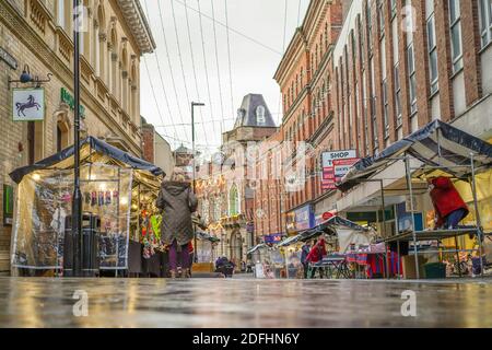 Kidderminster, Großbritannien. Dezember 2020. Am ersten Weihnachts-Shopping-Wochenende nach Lockdown zwei Einschränkungen aufgehoben sind, sieht frühmorgendlichen Markt Händler ihre Stände für, was sie hoffen, wird ein geschäftiger festlicher Handelstag. Da die Käufer erwartet werden, dass sie in Kraft sind, sind öffentliche Warnschilder in der Stadt vorhanden, die die Menschen an wesentliche soziale Distanzierungsmaßnahmen erinnern. Kredit: Lee Hudson/Alamy Live Nachrichten Stockfoto