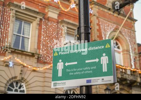 Kidderminster, Großbritannien. Dezember 2020. Am ersten Weihnachts-Shopping-Wochenende nach Lockdown zwei Einschränkungen aufgehoben sind, sieht frühmorgendlichen Markt Händler ihre Stände für, was sie hoffen, wird ein geschäftiger festlicher Handelstag. Da die Käufer erwartet werden, dass sie in Kraft sind, sind öffentliche Warnschilder in der Stadt vorhanden, die die Menschen an wesentliche soziale Distanzierungsmaßnahmen erinnern. Kredit: Lee Hudson/Alamy Live Nachrichten Stockfoto