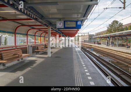 Peron Am Bahnhof Almere City Buiten In Den Niederlanden 2018 Stockfoto