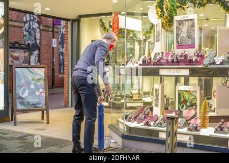 Kidderminster, Großbritannien. Dezember 2020. Am ersten Weihnachts-Shopping-Wochenende nach Lockdown zwei Einschränkungen aufgehoben sind, sieht frühmorgendlichen Markt Händler ihre Stände für, was sie hoffen, wird ein geschäftiger festlicher Handelstag. Da die Käufer erwartet werden, dass sie in Kraft sind, sind öffentliche Warnschilder in der Stadt vorhanden, die die Menschen an wesentliche soziale Distanzierungsmaßnahmen erinnern. Kredit: Lee Hudson/Alamy Live Nachrichten Stockfoto