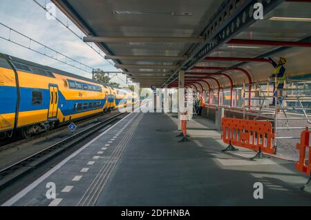 Peron Am Bahnhof Almere City Buiten In Den Niederlanden 2018 Stockfoto
