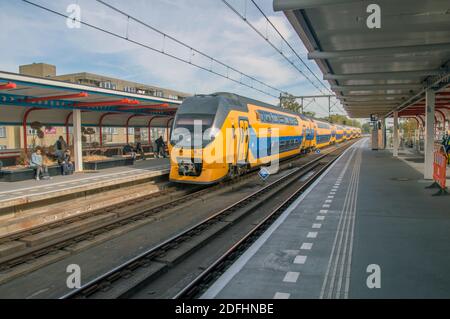 Peron Am Bahnhof Almere City Buiten In Den Niederlanden 2018 Stockfoto