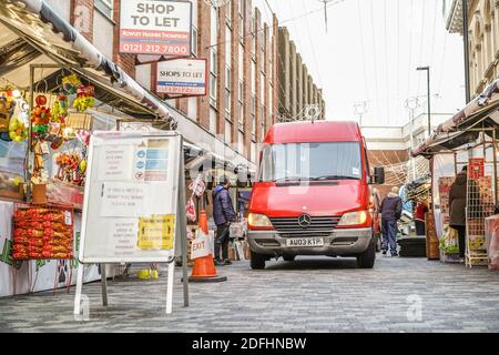 Kidderminster, Großbritannien. Dezember 2020. Am ersten Weihnachts-Shopping-Wochenende nach Lockdown zwei Einschränkungen aufgehoben werden sieht frühmorgens Markt Händler ihre Stände für das, was sie hoffen, wird ein geschäftiger festlicher Handelstag. Da die Käufer erwartet werden, dass sie in Kraft sind, sind öffentliche Warnschilder in der Stadt vorhanden, die die Menschen an wesentliche soziale Distanzierungsmaßnahmen erinnern. Kredit: Lee Hudson/Alamy Live Nachrichten Stockfoto