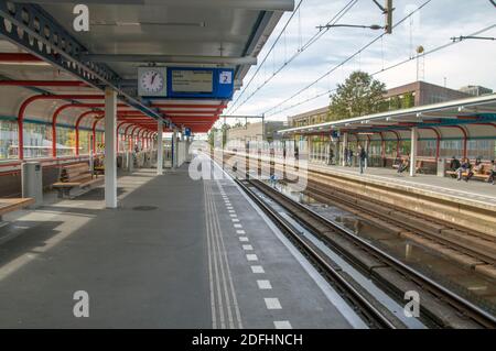 Peron Am Bahnhof Almere City Buiten In Den Niederlanden 2018 Stockfoto