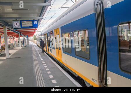 Peron Am Bahnhof Almere City Buiten In Den Niederlanden 2018 Stockfoto