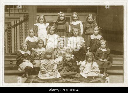 Viktorianische Kinder möglicherweise in einem Kindergarten für Mädchen, eine auf der Rückseite, 2. Auf der rechten Seite ist Dora Purdie, Glasgow, South Lanarkshire, Schottland, U.K. um 1900 Stockfoto