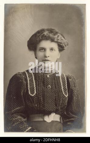 Soft Focus Edwardian Postkarte von jungen Frau, um 1908, Großbritannien Stockfoto