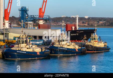 der hafen von svitzer schleckt an der Anlegestelle entlang im Hafen von southampton Docks, großbritannien Stockfoto