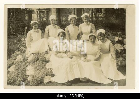 Original Edwardian 1900 Postkarte von Krankenschwestern um 1905, Großbritannien Stockfoto
