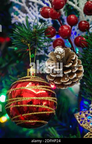 Weihnachtsschmuck auf unserem Weihnachtsbaum. Stockfoto