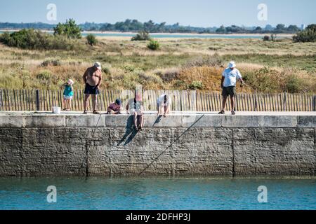 Fishermaen im Hafen von Boyardville, Insel Oleron, Frankreich, Europa. Stockfoto