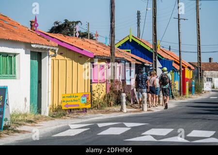 Farbenfrohe Austernhütten bei La Baudissire bei Dolus / Saint-Pierre-d'Oleron, Ile d'Oleron, Charente-Maritime, Frankreich, Europa. Stockfoto