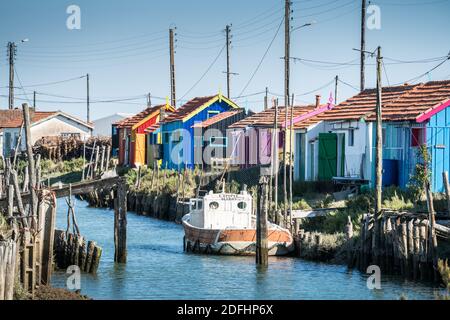 Farbenfrohe Austernhütten bei La Baudissire bei Dolus / Saint-Pierre-d'Oleron, Ile d'Oleron, Charente-Maritime, Frankreich, Europa. Stockfoto