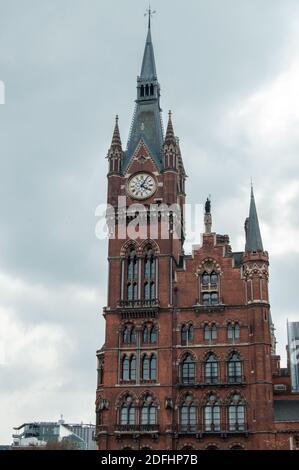 Eine vertikale Aufnahme des Bahnhofs St. Pancras, aufgenommen in London, Großbritannien Stockfoto