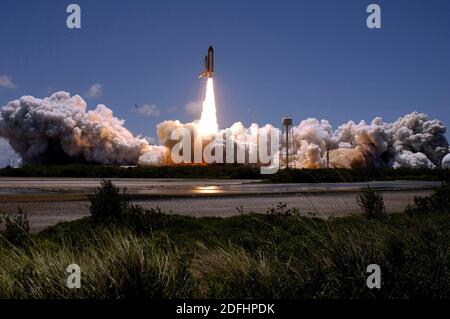 KENNEDY SPACE CENTER, USA - 04. Juli 2006 - Space Shuttle Discovery startet das Feuerwerk vom 4. Juli mit einem eigenen feurigen Feuerwerk, während es int Raketen Stockfoto