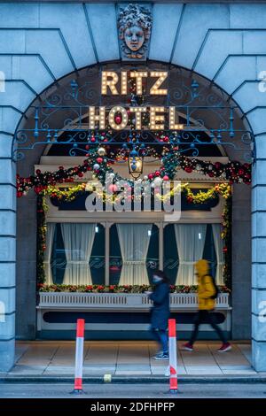 London, Großbritannien. Dezember 2020. Weihnachtsdekorationen im Ritz Hotel, am Piccadilly, das jetzt wieder für Buchungen geöffnet ist, nachdem die zweite Coronavirus-Sperre beendet ist und London in Tier 2 umzieht. Aber es bleibt eine schwierige Zeit für die Hotellerie. Kredit: Guy Bell/Alamy Live Nachrichten Stockfoto