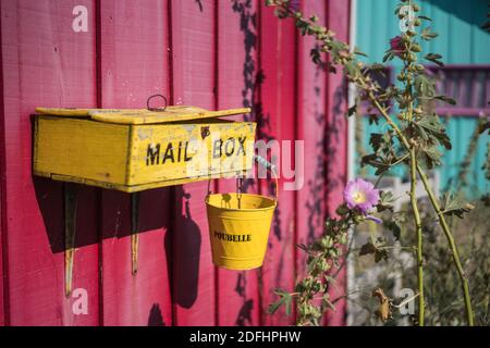Farbenfrohe Austernhütten bei La Baudissire bei Dolus / Saint-Pierre-d'Oleron, Ile d'Oleron, Charente-Maritime, Frankreich, Europa. Stockfoto