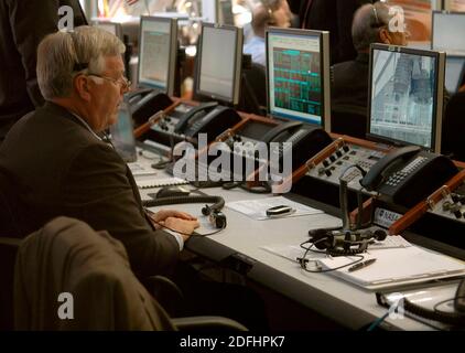 KENNEDY SPACE CENTER, USA - 04. Juli 2006 - im Firing Room 4 des Launch Control Center beobachtet Jim Kennedy Space Center Direktor den Erfolg Stockfoto