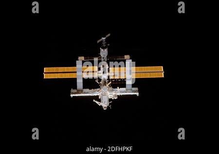 ISS - 06. Juli 2006 - Gegen die Schwärze des Weltraums geworfen, nähert sich die Internationale Raumstation der Space Shuttle Discovery, von der aus Th Stockfoto