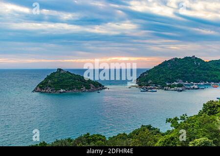 Sonnenuntergang an den schönsten Stränden. Koh Nang Yuan Strand in der Nähe von Koh Tao Koh in Thailand Surat Thani. Stockfoto