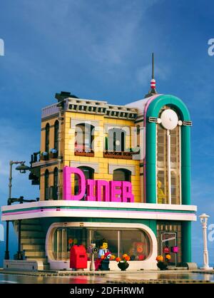 Tambow, Russische Föderation - 03. Januar 2020 Lego Downtown Diner Gebäude vor blauem Himmel Hintergrund. Stockfoto