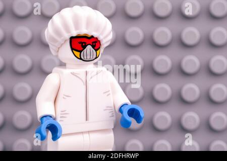 Tambow, Russische Föderation - 30. April 2020 Lego Scientist Minifigur in Schutzanzug gegen graue Grundplatte. Stockfoto