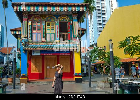 Ein asiatischer Tourist vor dem farbenfrohen Haus von Tan Teng Niah, einst eine Villa des chinesischen Kaufmanns, in Little India, Singapur Stockfoto