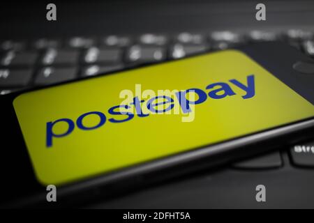 Viersen, Deutschland - 9. April. 2020: Nahaufnahme des Handybildschirms mit Logo-Schriftzug des postepay Payment Providers auf der Computertastatur (selektiv fo Stockfoto