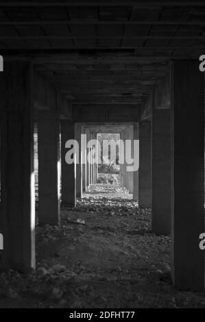 Eine vertikale Graustufenaufnahme eines Gebäudes in einer Konstruktion Standort Stockfoto