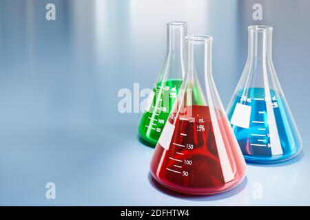 Erlenmeyerkolben mit roter, blauer und grüner Flüssigkeit im Labor. Stockfoto